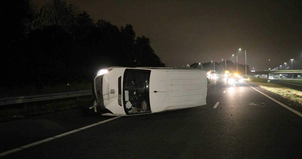 Bestuurder vlucht na ongeval op A12 bij Utrecht de sloot in, maar politie vist de man er even later uit.