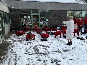 Leerlingen van MSKA in Roeselare doen push-ups in de sneeuw