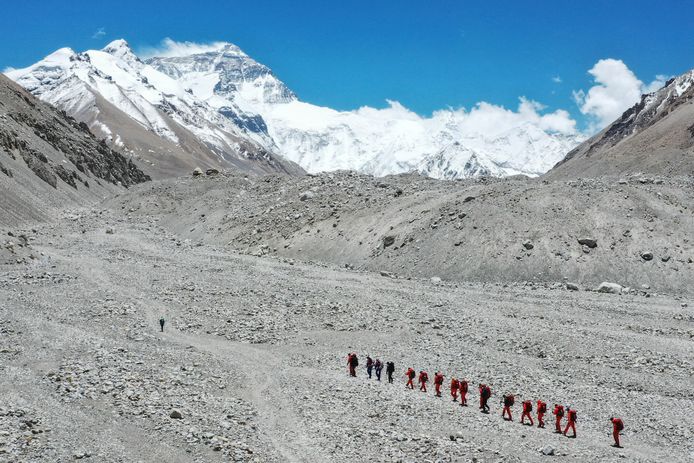 De Chinezen meten hoe hoog de Mount Everest nu precies is.