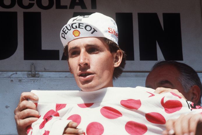 Robert Millar in de bolletjestrui tijdens de Tour van 1984.