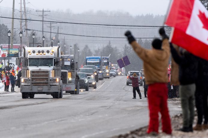 Het ‘vrijheidskonvooi’ van honderden Canadese truckers trekt vanuit het westen richting hoofdstad Ottawa om te protesteren tegen nieuwe coronamaatregelen van de regering.