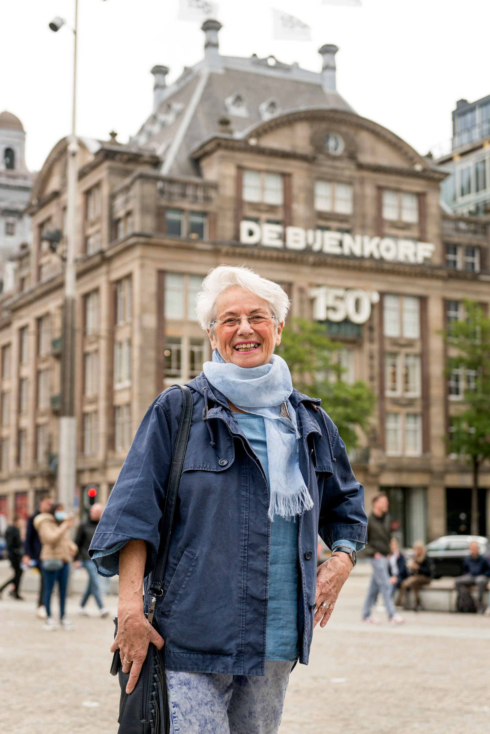 walgelijk bijl opwinding De geschiedenis van de Bijenkorf volgens de dames die er werkten. 'Ik  begrijp dat Bijenkorf-medewerkers intimiderend kunnen overkomen'