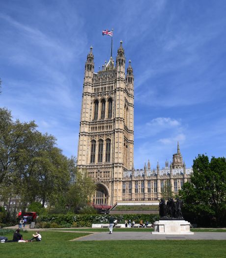 ‘Onderzoek naar drie Britse ministers en tientallen parlementsleden wegens seksueel wangedrag’
