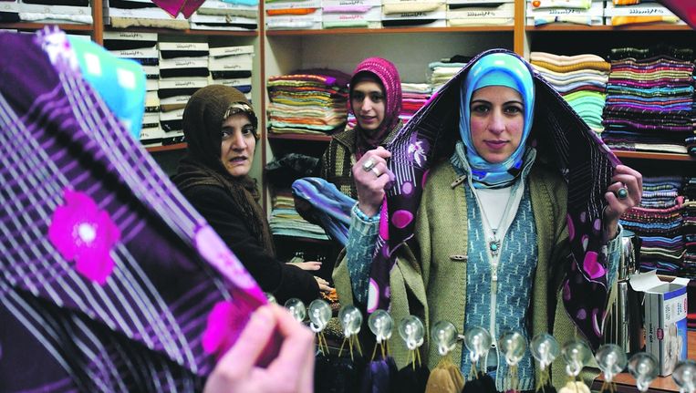 Meisjes passen hoofddoeken op een markt in Konya. Beeld Nick Hannes