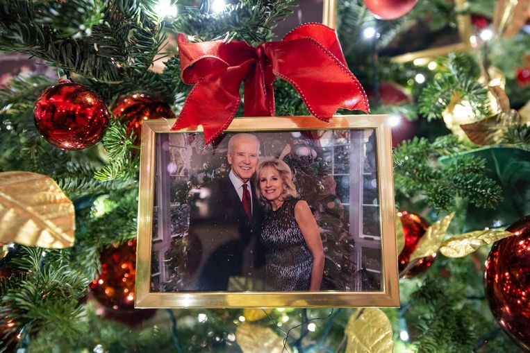 Een foto van Joe en Jill Biden in de kerstboom. Beeld ANP