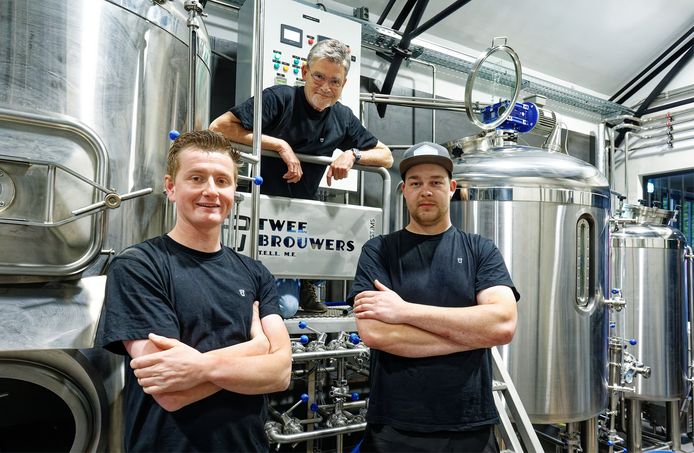 Freek Bosveld (links) wordt uitbater van het café. Daarnaast Milo van Osch (midden) en Roel Somers (rechts), de Twee Brouwers.