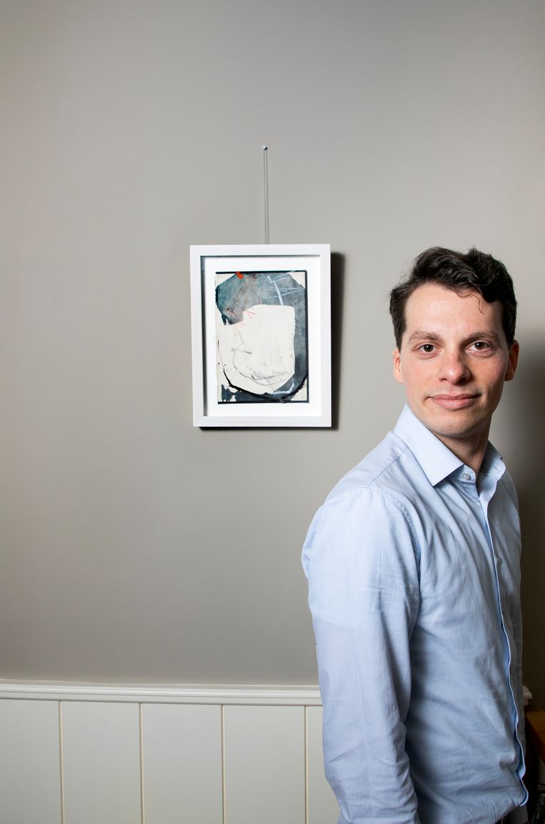 Jasper Preijde bij een werk van Sam Lock.
 Beeld Judith Jockel