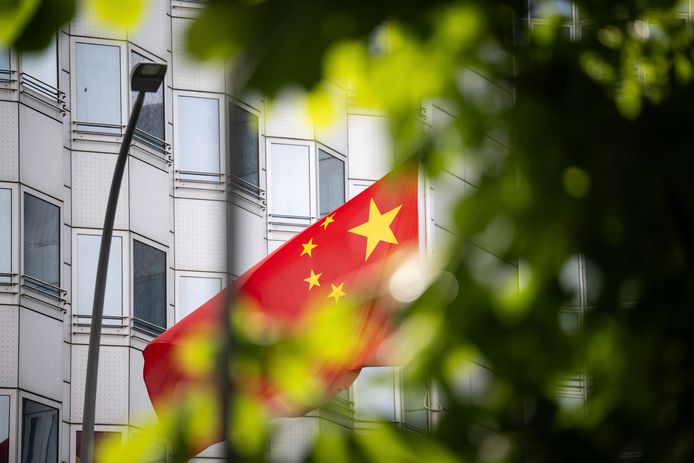 De Chinese vlag wappert voor de Chinese ambassade in Berlijn.