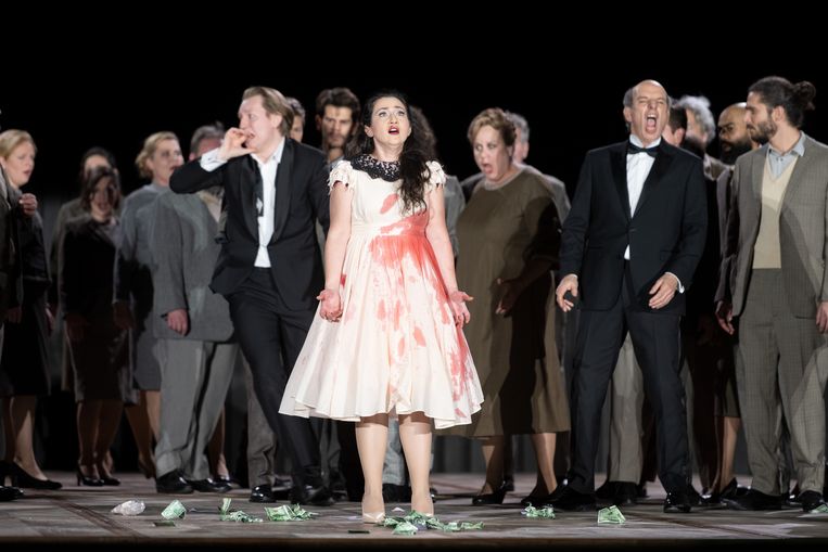 ‘La traviata’ bij De Nationale Opera, met in het midden de Armeense sopraan Mané Galoyan als Violetta. Beeld Monika Rittershaus
