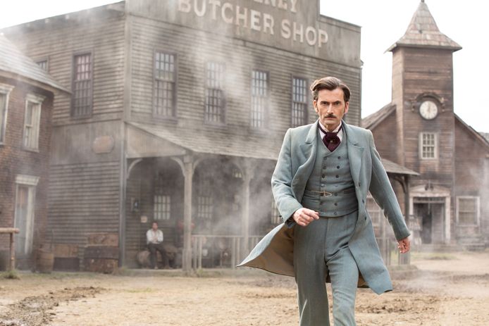 Around the World in 80 Days met Phileas Fogg (David Tennant).