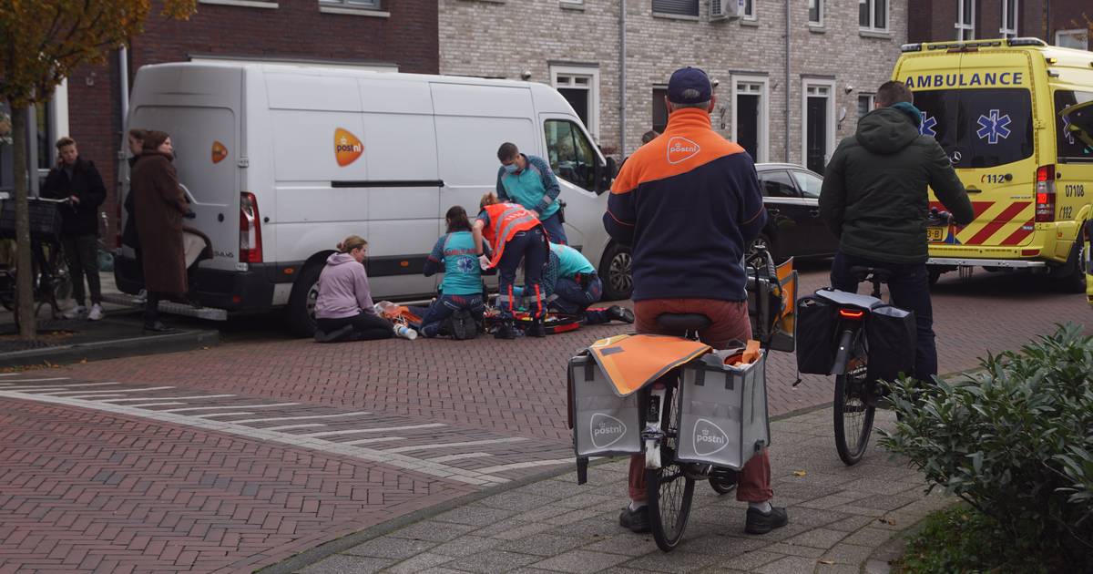Spakenburg leeft mee met zeer geliefde postbode na ernstig ongeluk: ‘Hij wordt hier op handen gedragen’.
