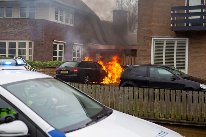 Aan de Herenweg in Wilnis stond dinsdagmiddag een auto in brand. Hoe het vuur is ontstaan, is nog niet duidelijk.