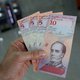 President Maduro schrapt vijf nullen op Venezolaanse bankbiljetten, maar of het wat uithaalt?