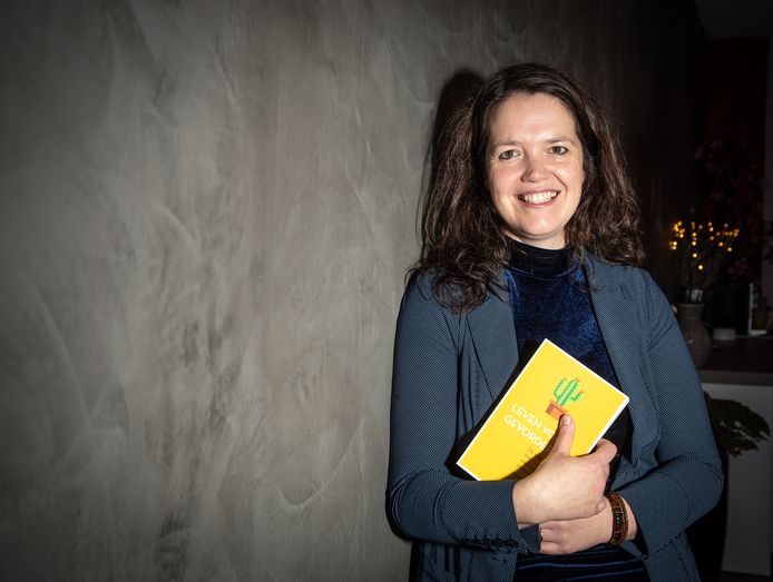 Esther Mostert uit Zwolle geeft trainingen in mindfulness en heeft een boek geschreven over keuzes maken en bewuster leven.