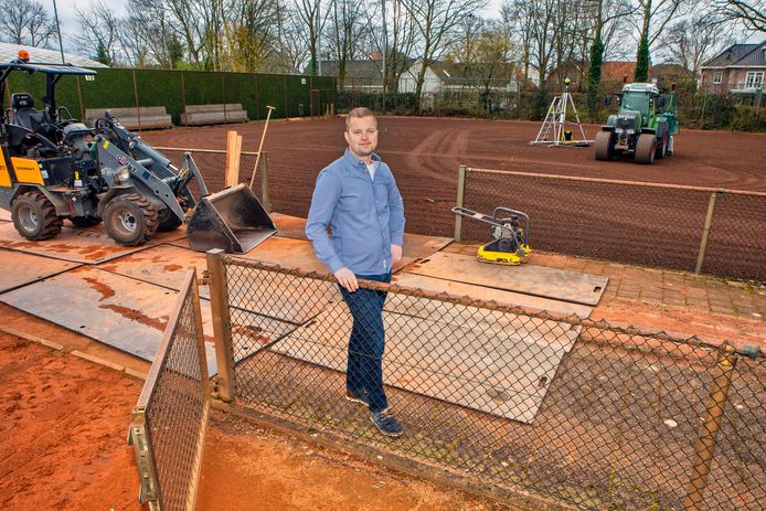 Rogier Aarts van tennisvereniging Prinsenbeek op de banen van de club, waar op het moment onderhoud wordt gepleegd. Er komen ook nieuwe padelbanen op de plek van twee gravelbanen.