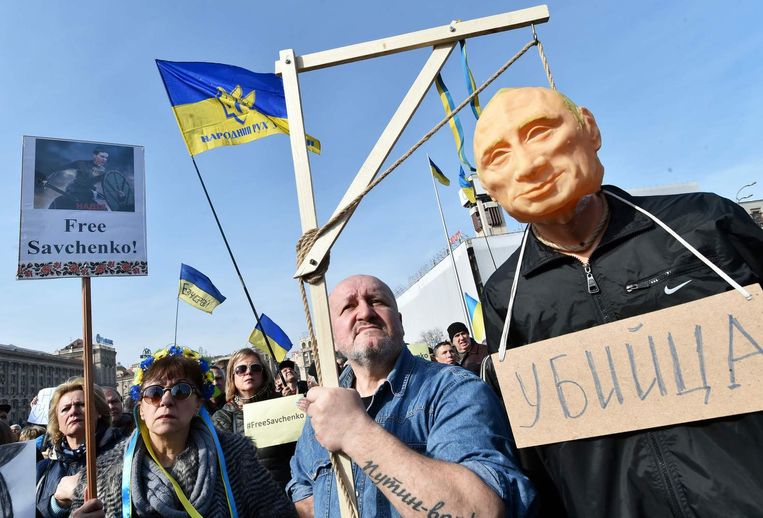 Oekraïners protesteren voor de vrijlating van de Oekraïense pilote Nadiya Savchenko op het Onafhankelijkheidsplein in Kiev. Beeld afp
