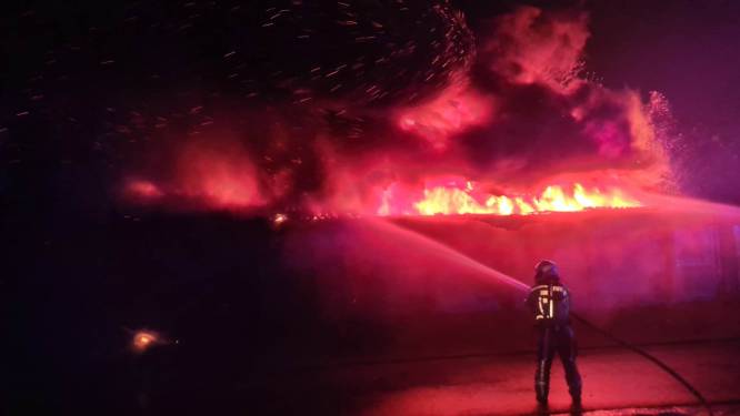 Asbest vrijgekomen bij uitslaande brand in opslagplaats voor autobanden 