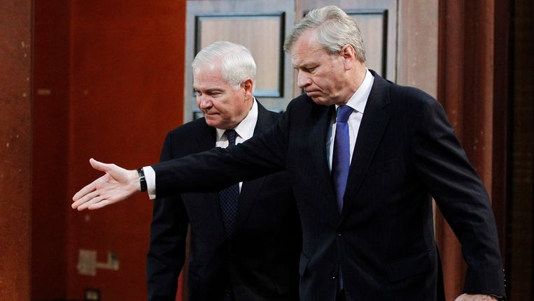 Jaap de Hoop Scheffer (rechts) in 2011 met de Amerikaanse minister van Defensie Robert Gates. Beeld AP