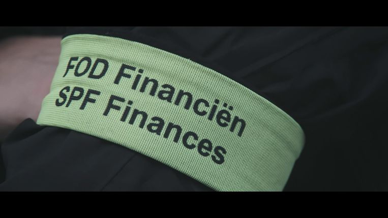 In De fiscus kreeg de kijker voor het eerst te zien hoe het er echt aan toe gaat bij de FOD Financiën. Beeld © VRT