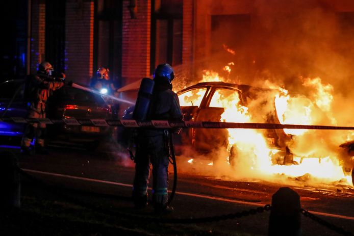Een brandend voertuig wordt geblust in Brussel.