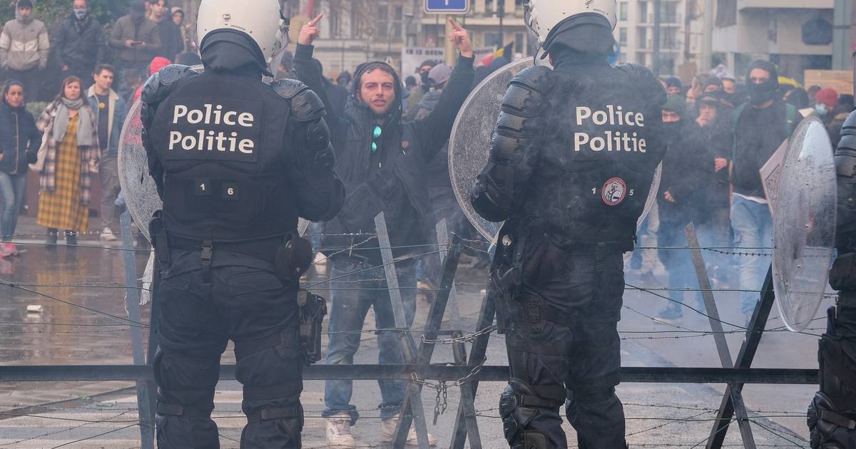 LIVE.  Video images show how rioters completely destroy the postal building: Brussels becomes a battlefield |  Instagram VTM NEWS