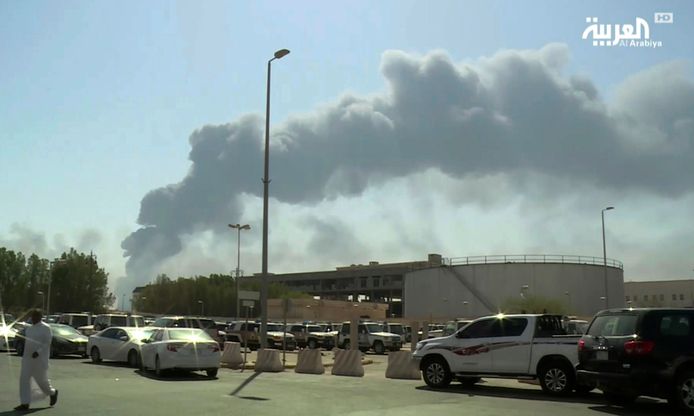 Rook stijgt op boven de  olie-installaties in de oostelijke Saudische provincie Bugya.