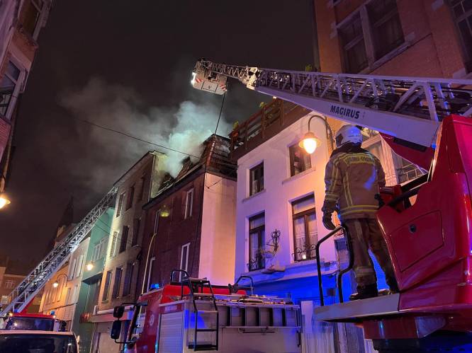 Brandweer moet bewoner van dak redden bij dakbrand in hoofdstad