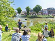 Inhaalmanoeuvres en fotofinishes op de veste in Goes: de eerste badeendjesrace was een groot succes