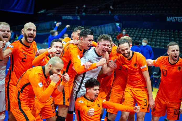 Nederland wint zijn eerste wedstrijd op het UEFA EK zaalvoetbal met 3-2 van Oekraïne. Tweede van links Oualid Saadouni (nr. 2).