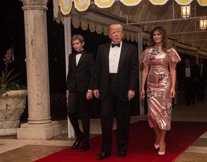 Donald Trump, Melania en zoon Barron komen toe in het Mar-a-Lago resort in Palm Beach, Florida