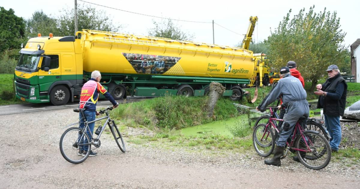 Vrachtwagen rijdt zichzelf vast in Hekendorp, Hekendorpse Buurt hele middag afgesloten