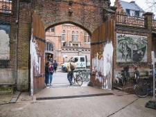 Vandalen bekladden toegangspoort van kunstschool Sint-Lucas met witte verf