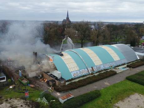 Grote brand in voormalig zwembad de Steur in Kampen