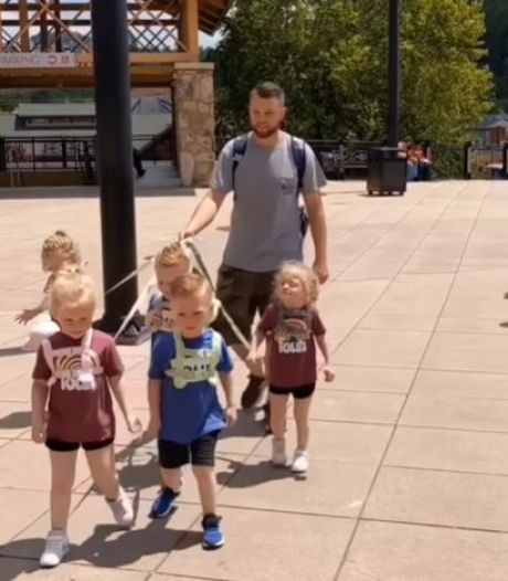 Ce père utilise des “laisses” pour sortir avec ses enfants et divise la toile