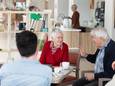 Bewoners Rosa en Rudi in gesprek. “We zijn hier heel content. Het eten is lekker en de mensen zijn lief.”