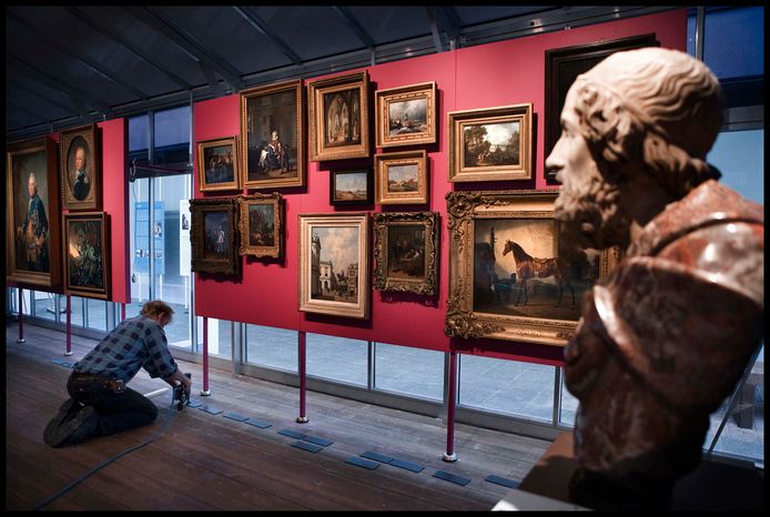 In 2006 werd in de Hollandsche Schouwburg de tentoonstelling 'Geroofd, maar van wie?' opgebouwd van stukken die in de Tweede Wereldoorlog werden geroofd.