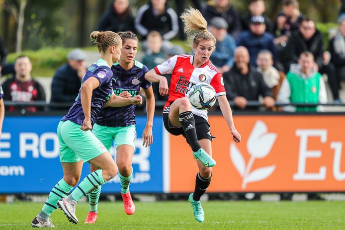 Maxime Bennink, maakster van de 2-0, in actie tegen PSV.