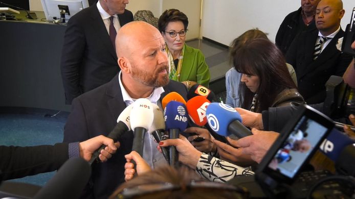 Marco Kroon staat de pers te woord nadat de rechter hem had veroordeeld tot een werkstraf van 100 uur voor de kopstoot die hij gaf aan een agent en het tonen van zijn geslachtsdeel.