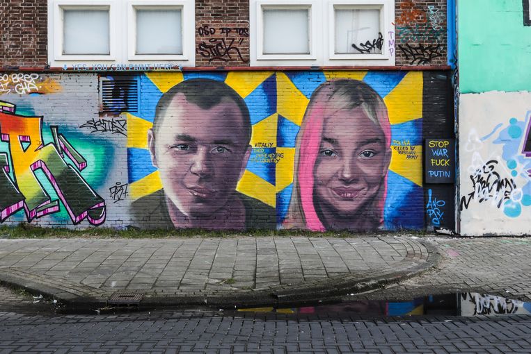 Muurschildering op de NDSM-werf van twee Oekraïners die zijn omgekomen. Beeld Eva Plevier