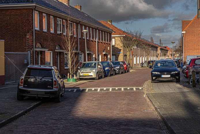 In de Indische Buurt staan regelmatig auto’s op de stoep geparkeerd.
