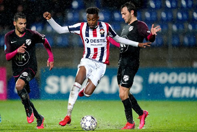 Mike Trésor Ndayishimiye in actie tegen FC Utrecht.