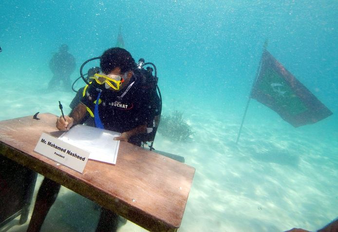 Toen een ludieke protest, nu een steeds dreigender actualiteit: president Mohamed Nasheed van de Malediven hield tien jaar geleden, op  17 oktober 2009, een kabinetszitting onder water.