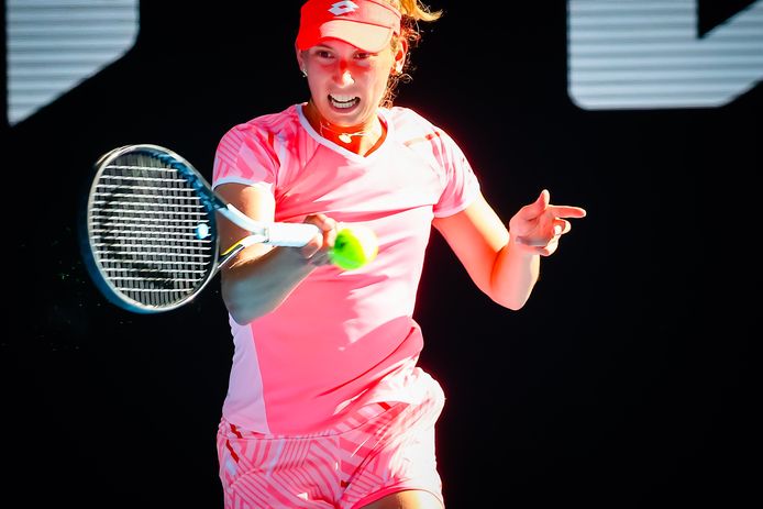 Elise Mertens in actie tijdens de finale van het dubbelspel van de Australian Open, die ze met haar Wit-Russische dubbelpartner Aryna Sabalenka won.