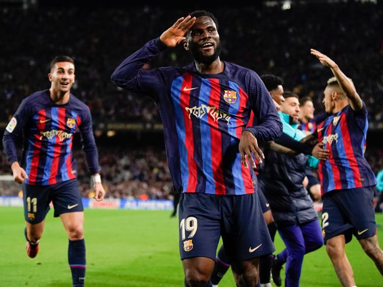 Barcelona in blessuretijd langs Madrid in sensationele El Clásico