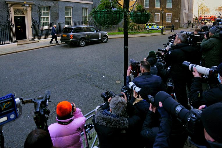 Premier Johnsons verlaat Downing Street 10 om naar het vragenuur in het House of Parlement te gaan.  Beeld AP