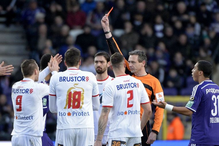 Anderlecht wint veldslag van Kortrijk en ziet Defour geblesseerd uitvallen | De Morgen