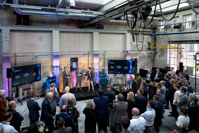 De officiële opening van het Grasso-gebouw in Den Bosch. Op het podium vanaf links prins Constantijn, burgemeester Jack Mikkers en dagvoorzitter Rudy van Beurden.