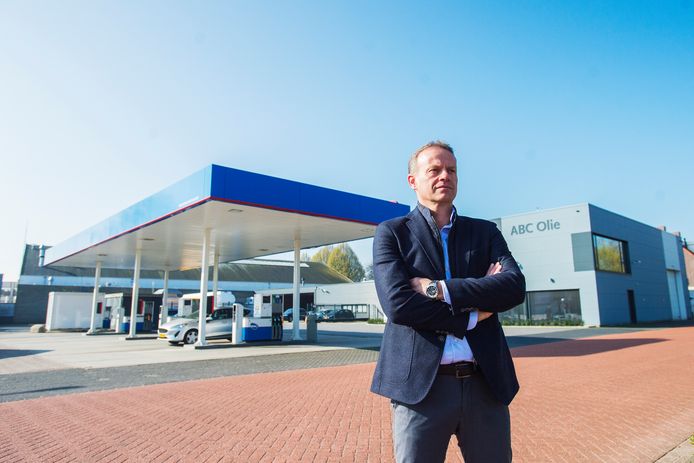 Geert-Jan van Ierland bij het eigen tankstation naast zijn bedrijf (rechts) aan de Goirkekanaaldijk.