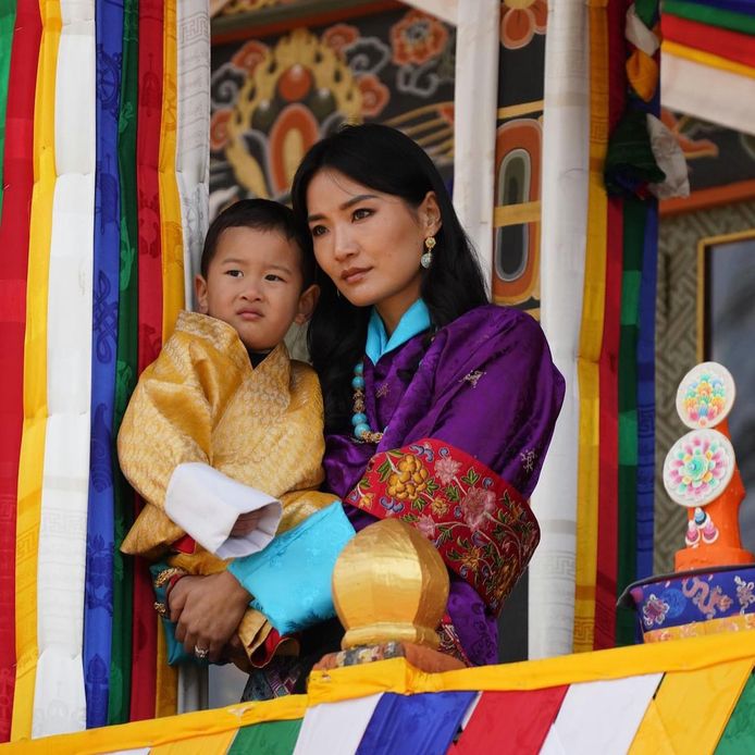 La regina Jetsun Pema con suo figlio, Gyalsi Ugyen Wangchuck.