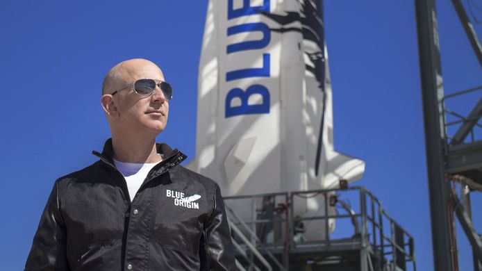 Miljardair Jeff Bezos bij het lanceerplatform van Blue Origin in Texas.